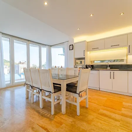 A Luxurious Sea View Within Walking Distance To Town In Kalkan Kalamar
